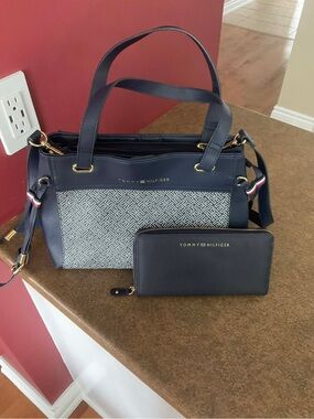Tommy Hilfiger Preppy Navy Blue Handbag & Matching Zip Wallet Set